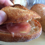 トモニパン - フランスパンのサンドイッチ  生ハムを挟んであります