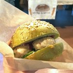 ブリコラージュ ブレッド アンド カンパニー ダイニング・カフェ - 青山ファーマーズマーケットのイベント限定バーガー。ミートボールのクリーム煮に、アップルクランベリーソース、ほうれん草ピュレの混ぜ込まれたもちもちバンズがおいしい～(*´∀｀)ﾉ　20181215