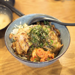 金城居酒屋 - 私は以前おススメされてた沖縄豚丼98HKDを。美味いけどボリュームが欲しい人はアンガス牛丼の方がいいかも。