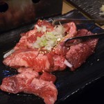 ホルモン焼肉 肉の大山 - 珍味タンスジ 594円