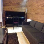 フレンチキッチン ルヴェ ソン ヴェール - アップライトピアノ付きのウェイティングルーム