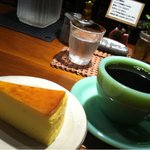 自家焙煎珈琲豆屋cafe use喫茶室 - チーズケーキと珈琲のセットは必須です！