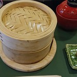 小鉢、味噌汁、饅頭付き