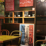 ニド・カフェ - 店内は手作り感満載〜♬