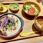 chawan - お野菜ころころビーフシチューとホワイトソースのWドリア(¥1,190) コーンドレッシングサラダ