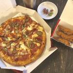 Dominos Pizza - ハーフ&ハーフ Mサイズ
                        （ドミノ・デラックス＋スパイシー）
                        骨付きフライドチキン S
                        181105 19:38