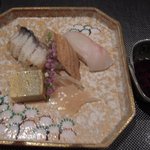 日本料理　雅 - 上品なにぎり寿司　シソの花も付いて、綺麗です♪