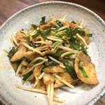 楽や - 豚バラモヤシ炒め 600円
      モヤシのひげ根も丁寧に取ってあり、食感も良くて最高です❗️