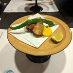 築地 おつぼ - 【二彩焼肴】その２：潮際河豚の竜田揚げ
この器テンションまであがる〜！　長いのは甘長唐辛子