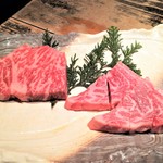 炙や勘右エ門 - サーロイン100g6000円＆鞍下100g3700円。