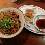 大龍ラーメン - 丼セットは、ブーブー丼に餃子4個。(2018年12月)