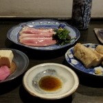 Shirakame - おつまみ三種盛り　900円。