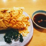 横に倒して崩して食べるそうです。恵方巻みたいには食べれません。