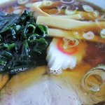 みさき湾 - チャーシュー麺のナルト・ワカメ・メンマ