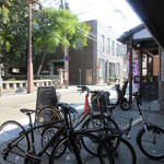 パン・ナガタ - 自転車で購入に来る地域の方々