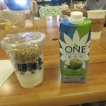 クアロア・ランチ・ハワイ カフェテリア - 私はこの中からブルーベリヨーグルトとココナッツジュースを選んでテーブルに運んで来ました。