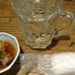 Sakedokoronombee - お通しと芋焼酎お湯割り。