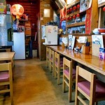 よし田亭 - カウンター席 ＆ テーブル席