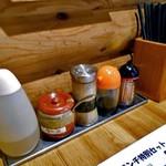よし田亭 - 卓上に常備された調味料類