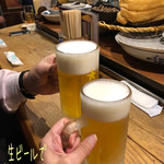 Sakagura Hatsumago - 1Fはカウンターのみで15席位？2Fもある。
      こじんまりしてて1人客の女性もいる。店員さんの雰囲気もいいし落ち着いて食べれる感じ☆彡
      先ずは生ビール(中ジョッキ/600円)で乾杯〜( ^ ^ )/□