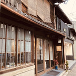 Kashiya - 店内の様子は想像できない、古い町家を改装されて作った趣のある佇まい。。。