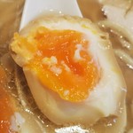 人類みな麺類 - 煮玉子。主張せず、旨味たっぷり。