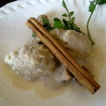 月見里 - 鶏のクネル・シャンピニオンのシナモン風味ソース