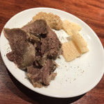 ビストロ カルネジーオ - 茹でタンとパルミジャーノレッジャーノ