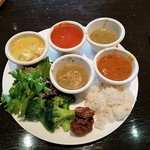 ニルヴァーナ ニューヨーク - カレー5種を盛る