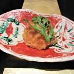 野嵯和 - 雲丹をまとって焼いたホタテと、潰した柿の種を衣にして揚げたホタテと 大きな むかご。　春菊の美しいソースが良く似合います。　　　　　　2018.12.01