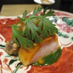 野嵯和 - 雲丹をまとって焼いたホタテと、潰した柿の種を衣にして揚げたホタテと 大きな むかご。　春菊の美しいソースが良く似合います。　　　　　　2018.12.01