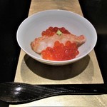 野嵯和 - 焼いた キンキダイ と イクラの寿し。 キンキダイは脂ののりが良く 山葵がのっています。 その下には 温かい酢飯があります。 こぼれるようなイクラ。　　　　　　2018.12.01