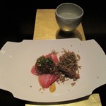 野嵯和 - 長崎の やいとかつを に タップリ山盛りに トリュフがかけられています。 生醤油 と 辛子で味付けがされています。2018.12.01