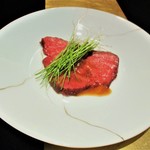 野嵯和 - 松阪牛シャトーブリアン： 松阪牛のシャトーブリアンを 50℃ の低温で1.5hrs 火入れしてから、表面のみに焼きを入れてスライスしてあります。 芽葱を巻いて、玉葱の醤油と肉汁のソースで頂きます。　　　　　　2018.12.01