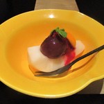 野嵯和 - デザート：ラフランスの上に、ピオーネ と 金柑 がのせられ、ラズベリーのソースがかけられて、ミントがトッピングされています。　　　　　　2018.12.01