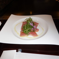 六本木モンシェルトントン - 特撰牛のカルパッチョです。口の中でとろけるほどの旨味なので、白いご飯との相性も抜群です。