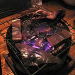 たべごと屋 ござる - イカ丸干しの炙り焼き￥４５０の「焼いてるトコ」