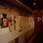 Toriyoshi - 壁に掲示物を貼ってから左官をしたようです。