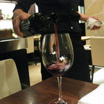 MARC - 【2011-10-10】スタッフさんがワインを注いでくれます