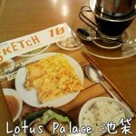 ロータスパレス 池袋東武SPICE店 - 練乳入りで甘いホットコーヒーです。