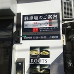 ROOTS - 正面入口右側の駐車場案内板！