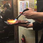 恵比寿横丁 肉寿司 - とろカルビを目の前で炙るパフォーマンス
