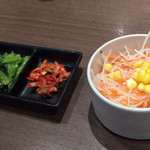 Kokusangyuu Yakiniku Kuidon - サラダと漬物
