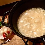 Bisutoro Rampu - 数種類のチーズで作る「STAUB鍋でチーズフォンデュ」はプレミアムコースでお得にお召し上がりいただけます♪