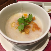 シーファン - お粥にはチーズ、ピータンと具沢山