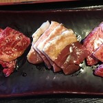 Yakiniku Kura - 真ん中が豚バラ肉がってのはわかるが左右のなんだったか忘れた。
                        
                        国産の牛バラである事は間違いないけど。
                        
                        
                        
                        