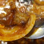 美味卵家 - 具はシャキシャキと水気と甘みを帯びた玉ねぎ、お肉の食感はそこそこに、噛みしめるたびに濃厚なウマさほとばしる和牛スジ肉が入ってうまし！