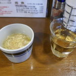 今回は「和牛スジ肉の赤ワイン炒めのオムハヤシ」1350円をチョイス。即座にお茶、スープが目の前にスタンバイ！