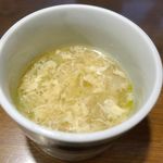 美味卵家 - スープは熱々で塩気もいい具合の卵スープ！美味しいスープを飲みながら「和牛スジ肉の赤ワイン炒めのオムハヤシ」が出来上がるのを待ちます。