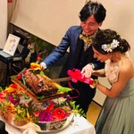 nikubaruandodaininguyambarumi-to - 婚礼パーティーの様子。変わり種入刀式ローストビーフ！